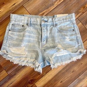 AMERICAN EAGLE Shorts Tomgirl Shortie Light Wash Distressed size 10.